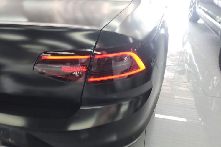 Used Volkswagen Magotan 2019 330TSI DSG Luxury Model China V Standard Right Rear Taillight