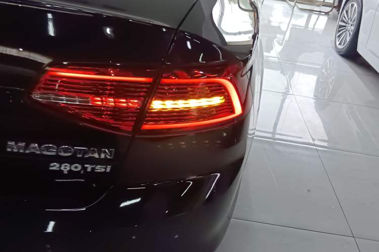 Used Volkswagen Magotan 2019 280TSI DSG Comfort Model China VI Standard Right Rear Taillight