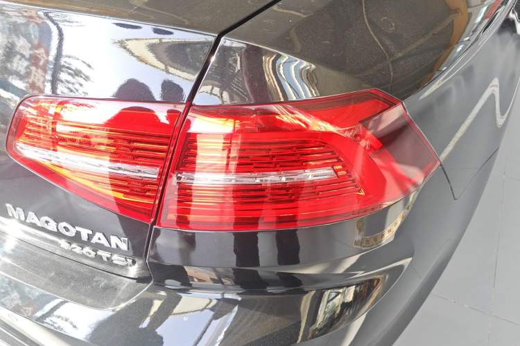 Used Volkswagen Magotan 2019 330TSI DSG Luxury Version China VI Standard Right Rear Taillight