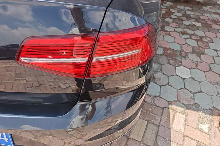 Used Volkswagen Magotan 2019 330TSI DSG Luxury Version China VI Standard Right Rear Taillight