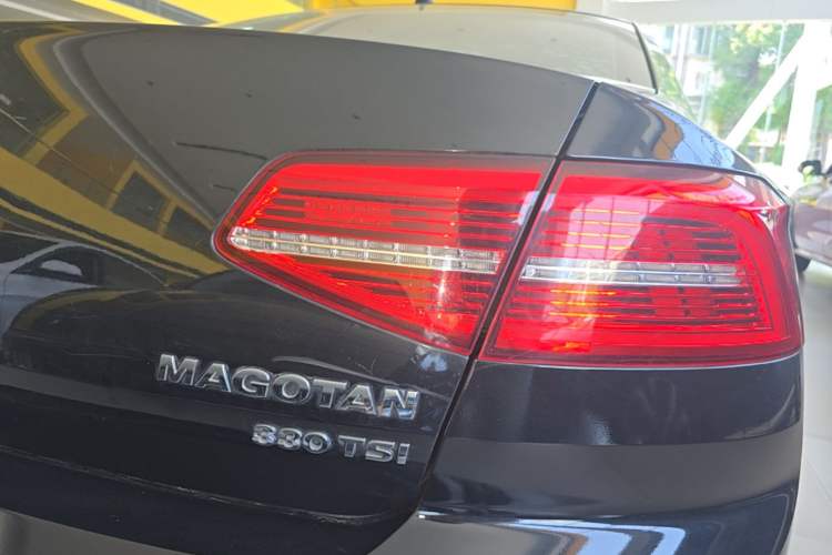 Used Volkswagen Magotan 2019 330TSI DSG Luxury Version China VI Standard Right Rear Taillight