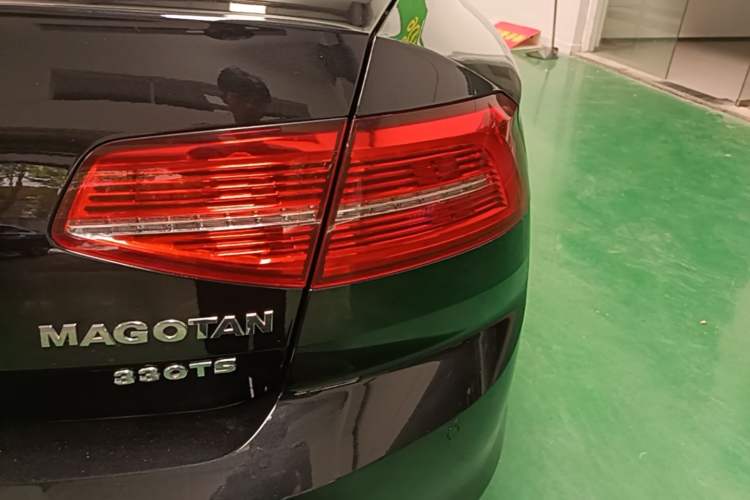 Used Volkswagen Magotan 2019 330TSI DSG Leading Edition China V Standard Right Rear Taillight