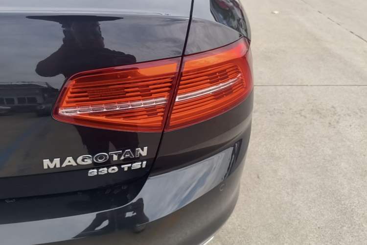 Used Volkswagen Magotan 2019 330TSI DSG Leading Model China VI Standard Right Rear Taillight