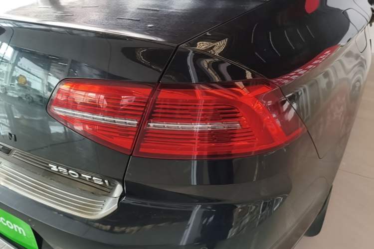 Used Volkswagen Magotan 2019 330TSI DSG Luxury Version China VI Standard Right Rear Taillight