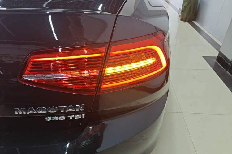 Used Volkswagen Magotan 2019 330TSI DSG Leading Model China VI Standard Right Rear Taillight
