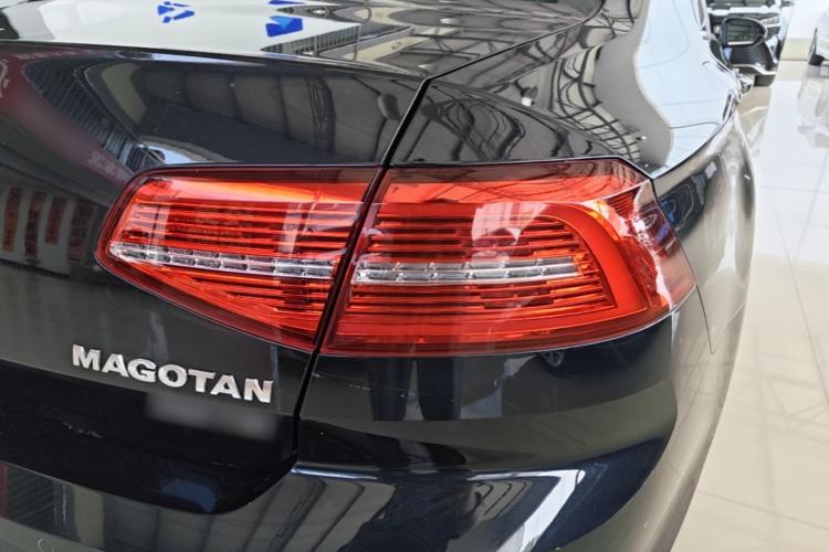 Used Volkswagen Magotan 2019 330TSI DSG Leading Edition China V Standard Right Rear Taillight