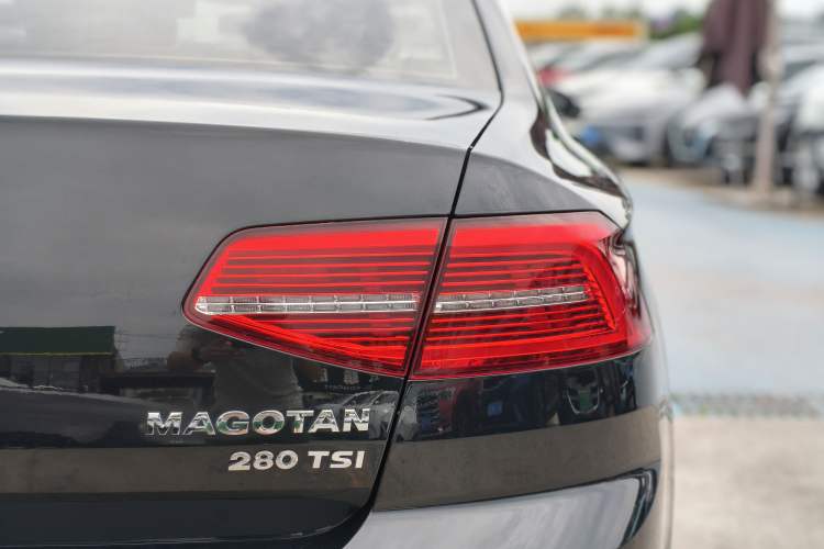Used Volkswagen Magotan 2019 280TSI DSG Comfort Model China VI Standard Right Rear Taillight