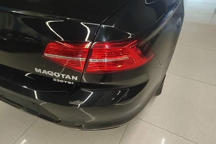 Used Volkswagen Magotan 2019 330TSI DSG Leading Edition China V Standard Right Rear Taillight