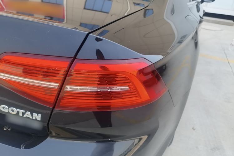 Used Volkswagen Magotan 2019 330TSI DSG Leading Edition China V Standard Right Rear Taillight