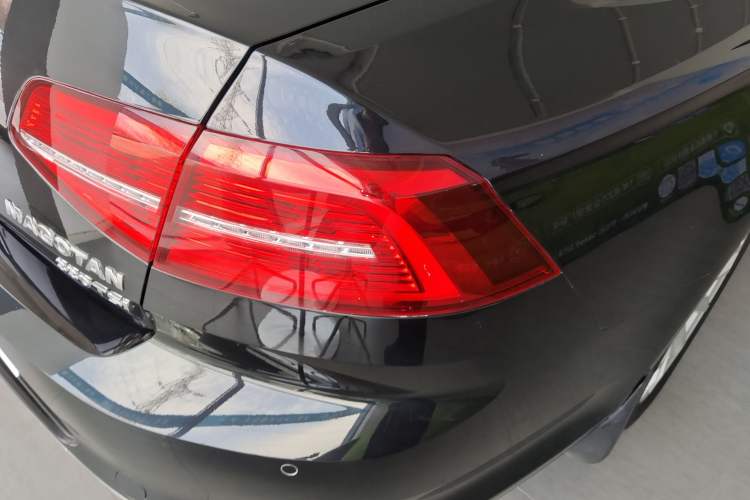 Used Volkswagen Magotan 2019 330TSI DSG Leading Edition China V Standard Right Rear Taillight