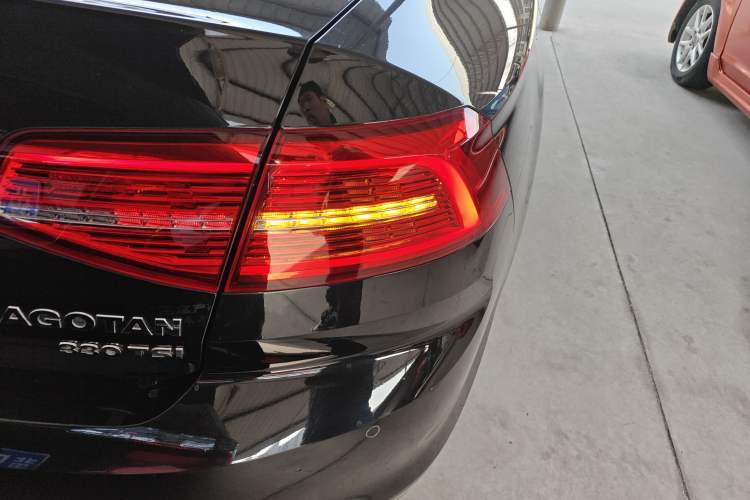 Used Volkswagen Magotan 2019 330TSI DSG Luxury Version China VI Standard Right Rear Taillight