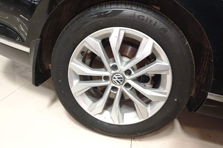 Used Volkswagen Magotan 2019 330TSI DSG Luxury Version China VI Standard Right Rear Wheel Hub