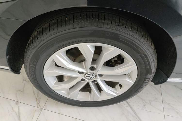 Used Volkswagen Magotan 2019 330TSI DSG Luxury Model China V Standard Right Rear Wheel Hub