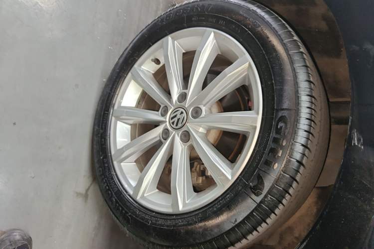 Used Volkswagen Magotan 2019 330TSI DSG Leading Model China VI Standard Right Rear Wheel Hub