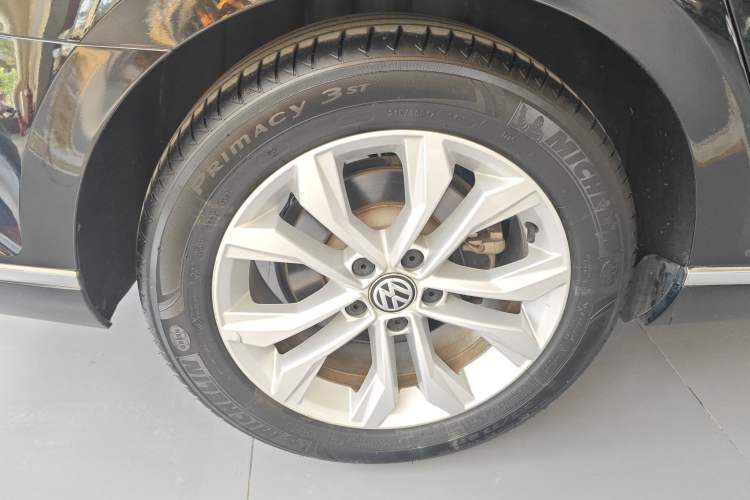 Used Volkswagen Magotan 2019 330TSI DSG Luxury Version China VI Standard Right Rear Wheel Hub