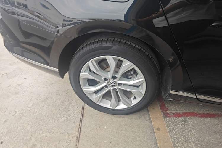 Used Volkswagen Magotan 2019 330TSI DSG Luxury Model China V Standard Right Rear Wheel Hub