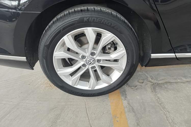 Used Volkswagen Magotan 2019 380TSI DSG Luxury Version China VI Standard Right Rear Wheel Hub