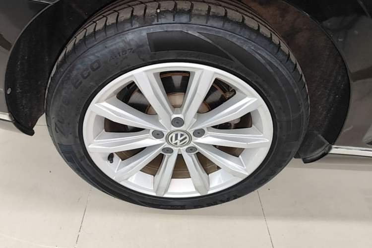 Used Volkswagen Magotan 2019 330TSI DSG Leading Model China VI Standard Right Rear Wheel Hub
