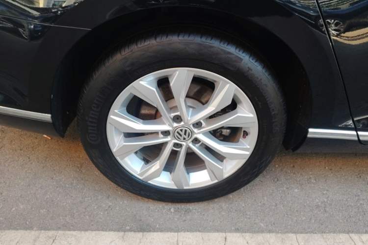 Used Volkswagen Magotan 2019 380TSI DSG Luxury Version China VI Standard Right Rear Wheel Hub