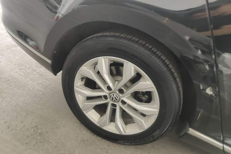 Used Volkswagen Magotan 2019 330TSI DSG Luxury Version China VI Standard Right Rear Wheel Hub