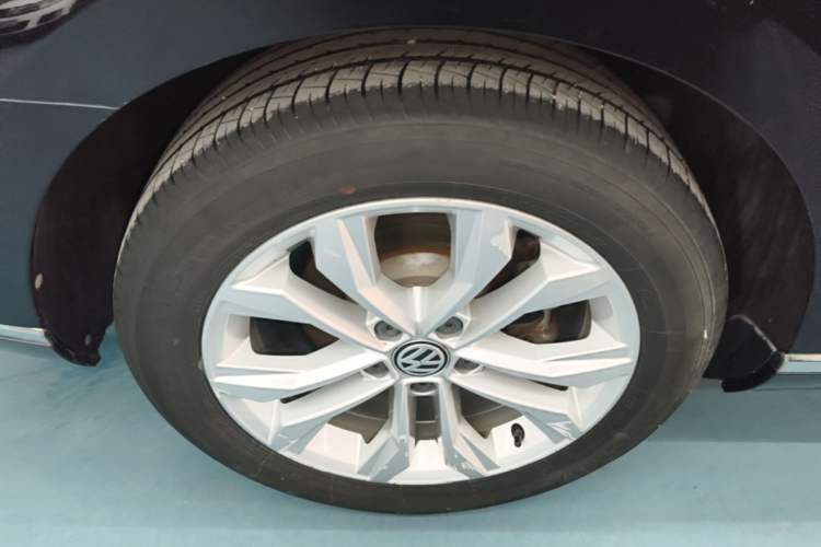 Used Volkswagen Magotan 2019 330TSI DSG Luxury Version China VI Standard Right Rear Wheel Hub