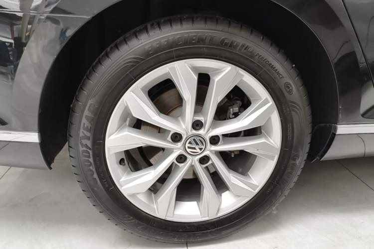 Used Volkswagen Magotan 2019 330TSI DSG Luxury Model China V Standard Right Rear Wheel Hub