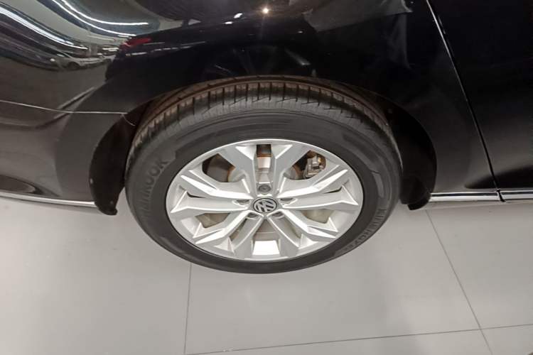 Used Volkswagen Magotan 2019 330TSI DSG Luxury Model China V Standard Right Rear Wheel Hub