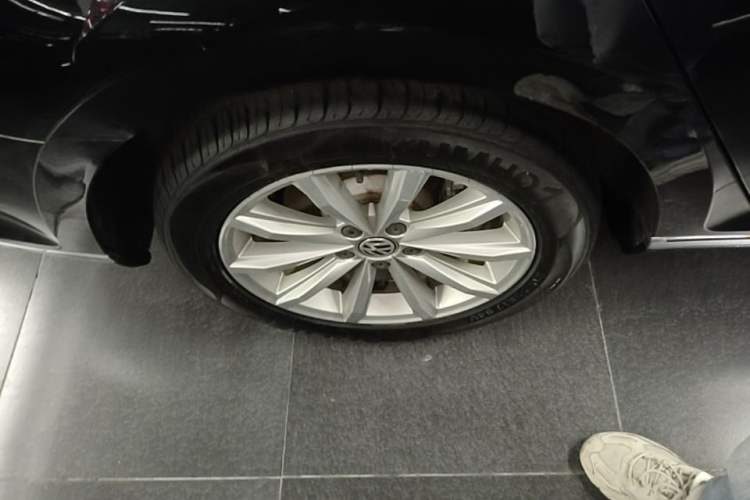 Used Volkswagen Magotan 2019 330TSI DSG Leading Model China VI Standard Right Rear Wheel Hub