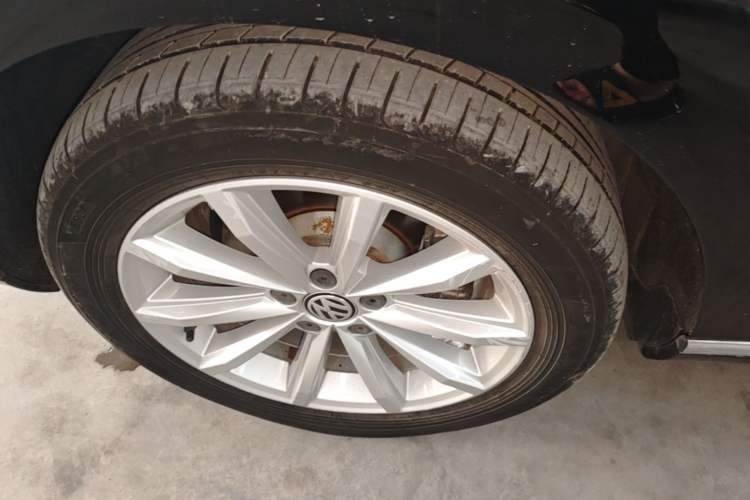 Used Volkswagen Magotan 2019 330TSI DSG Leading Edition China V Standard Right Rear Wheel Hub