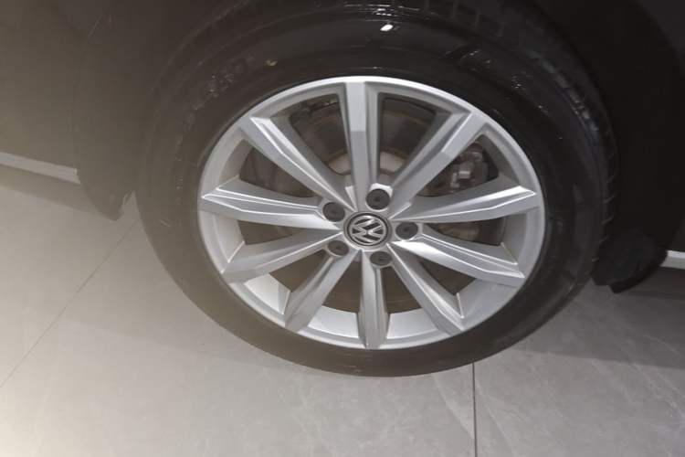 Used Volkswagen Magotan 2019 330TSI DSG Leading Model China VI Standard Right Rear Wheel Hub