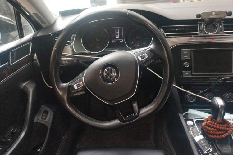 Used Volkswagen Magotan 2019 330TSI DSG Leading Model China VI Standard Steering Wheel
