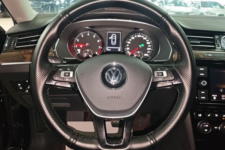 Used Volkswagen Magotan 2019 330TSI DSG Luxury Version China VI Standard Steering Wheel
