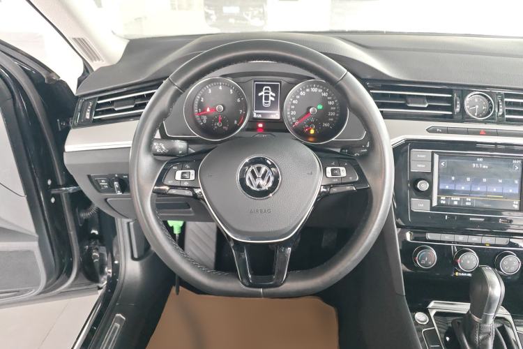 Used Volkswagen Magotan 2019 330TSI DSG Leading Edition China V Standard Steering Wheel
