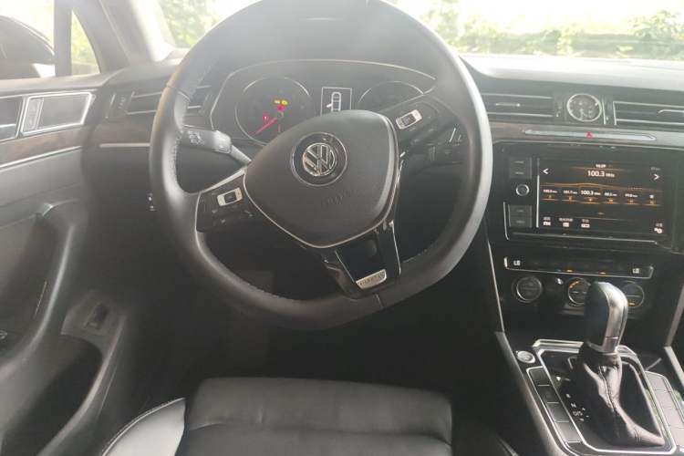 Used Volkswagen Magotan 2019 330TSI DSG Luxury Model China V Standard Steering Wheel