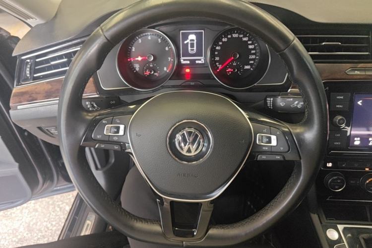 Used Volkswagen Magotan 2019 330TSI DSG Luxury Model China V Standard Steering Wheel