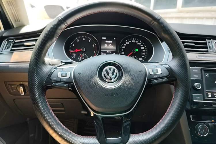 Used Volkswagen Magotan 2019 330TSI DSG Leading Model China VI Standard Steering Wheel