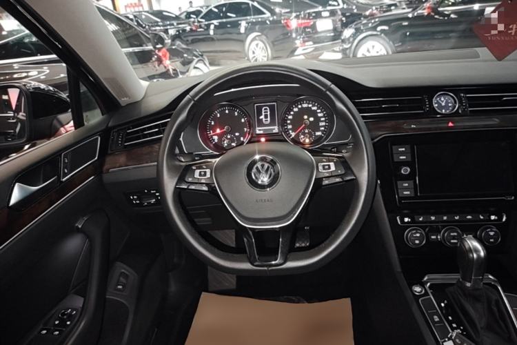 Used Volkswagen Magotan 2019 330TSI DSG Luxury Model China V Standard Steering Wheel