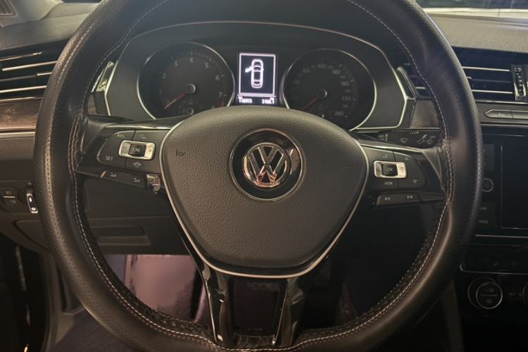 Used Volkswagen Magotan 2019 330TSI DSG Luxury Version China VI Standard Steering Wheel