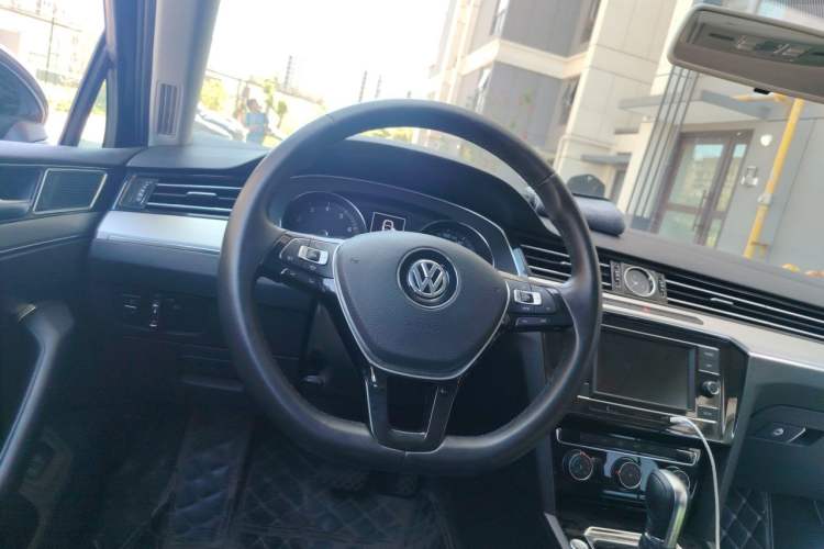 Used Volkswagen Magotan 2019 330TSI DSG Leading Model China VI Standard Steering Wheel