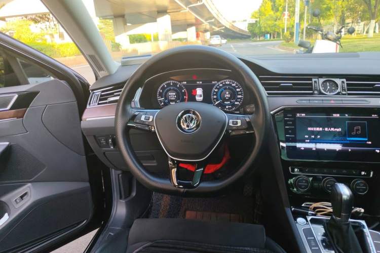 Used Volkswagen Magotan 2019 330TSI DSG Luxury Model China V Standard Steering Wheel
