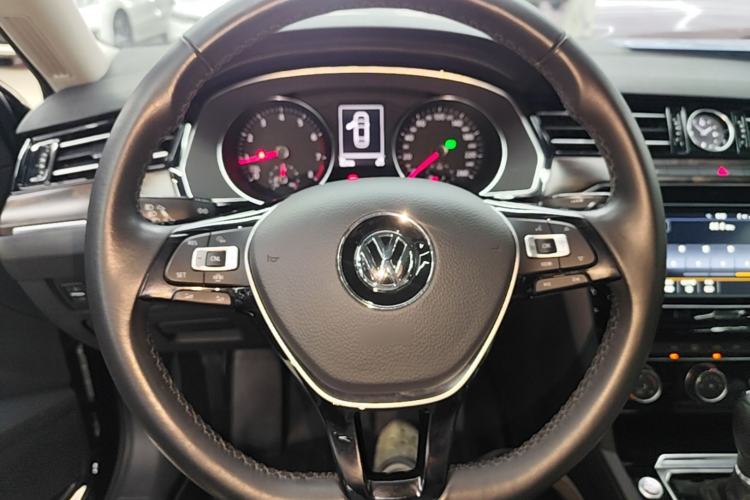 Used Volkswagen Magotan 2019 330TSI DSG Leading Model China VI Standard Steering Wheel