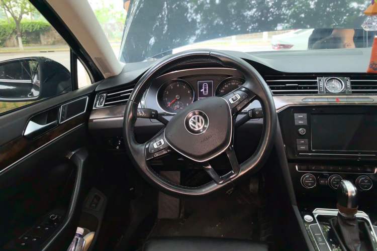 Used Volkswagen Magotan 2019 330TSI DSG Luxury Version China VI Standard Steering Wheel