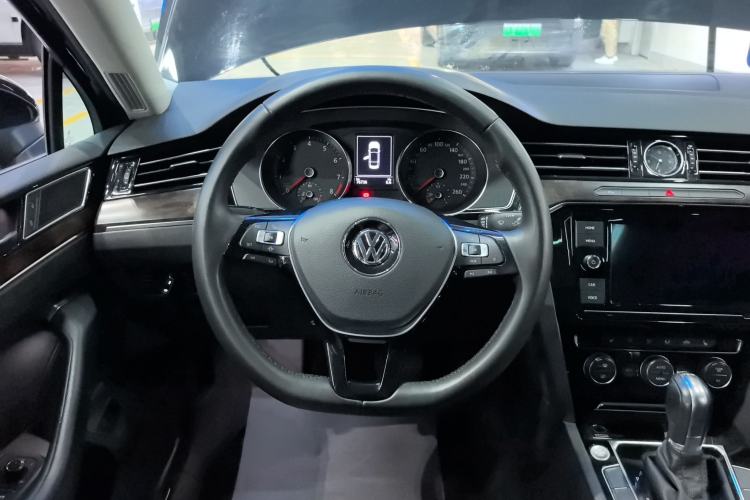 Used Volkswagen Magotan 2019 330TSI DSG Luxury Version China VI Standard Steering Wheel