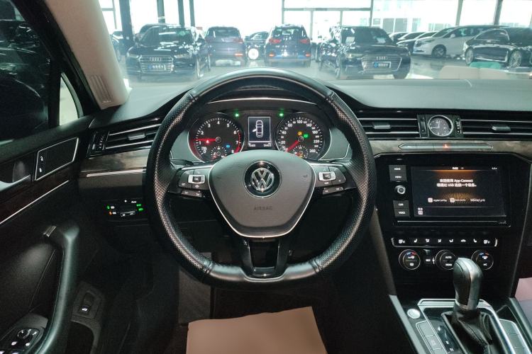 Used Volkswagen Magotan 2019 330TSI DSG Luxury Version China VI Standard Steering Wheel