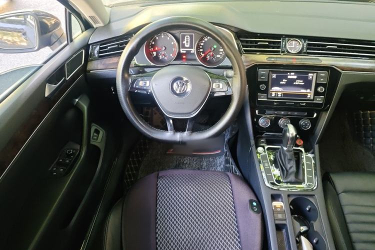 Used Volkswagen Magotan 2019 330TSI DSG Leading Model China VI Standard Steering Wheel