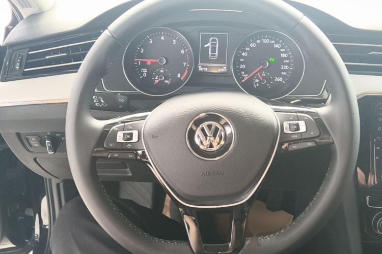 Used Volkswagen Magotan 2019 330TSI DSG Leading Model China VI Standard Steering Wheel