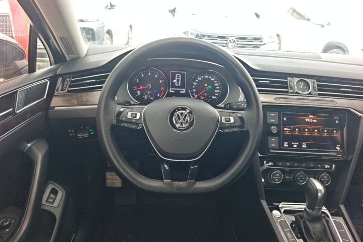 Used Volkswagen Magotan 2019 330TSI DSG Luxury Version China VI Standard Steering Wheel