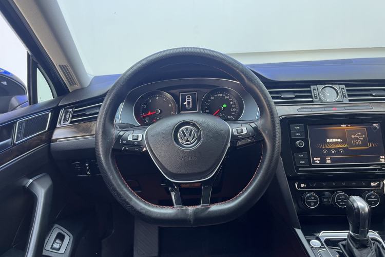 Used Volkswagen Magotan 2019 330TSI DSG Luxury Version China VI Standard Steering Wheel