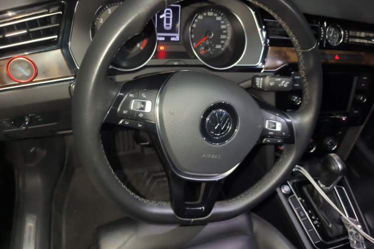 Used Volkswagen Magotan 2019 330TSI DSG Leading Model China VI Standard Steering Wheel