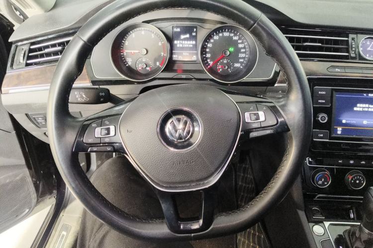 Used Volkswagen Magotan 2019 330TSI DSG Leading Model China VI Standard Steering Wheel